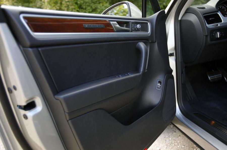 Volkswagen Touareg Hybrid 2011 года  (фото 10 из 49)